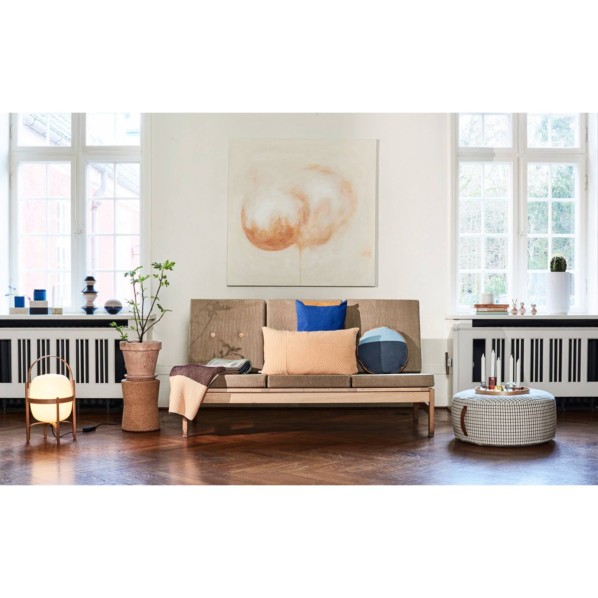 White Round Pouf B584