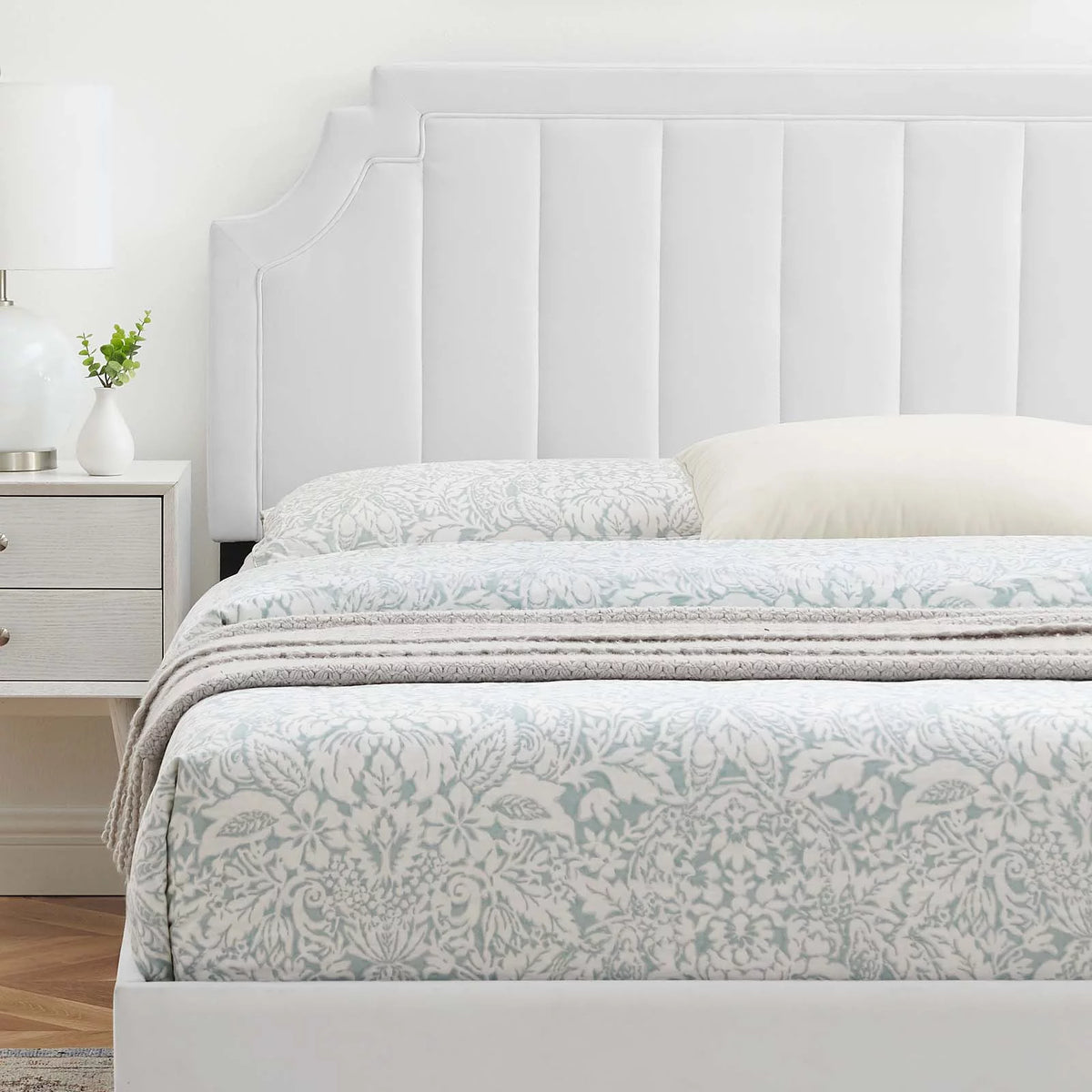 Twin Size White Velvet Platform Bed Frame E717478