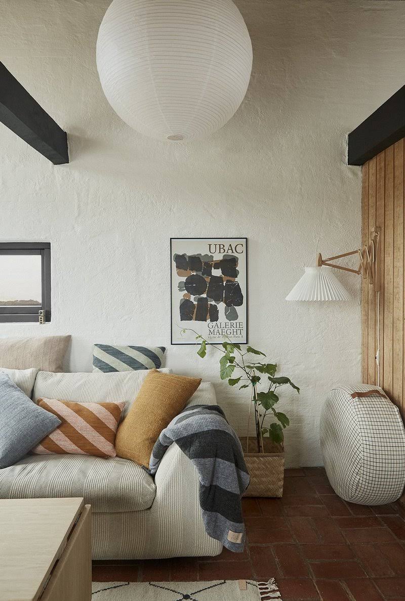 White Round Pouf B584